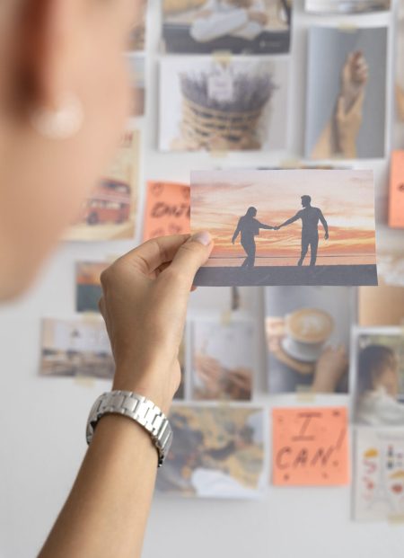 frau-erstellt-vision-board-seitenansicht