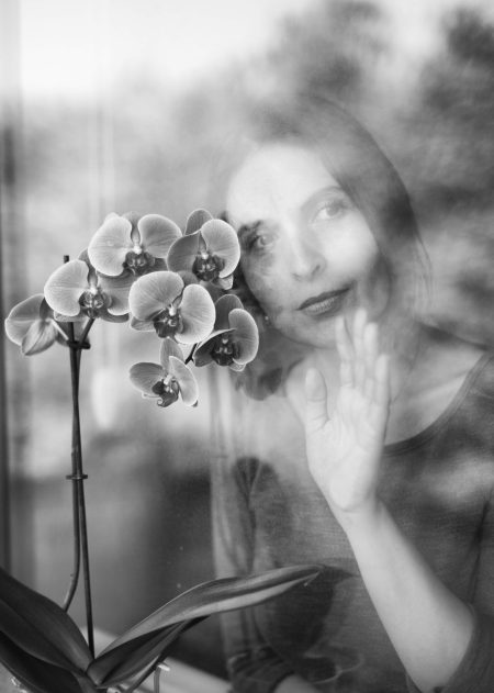 portrat-einer-frau-durch-ein-fenster